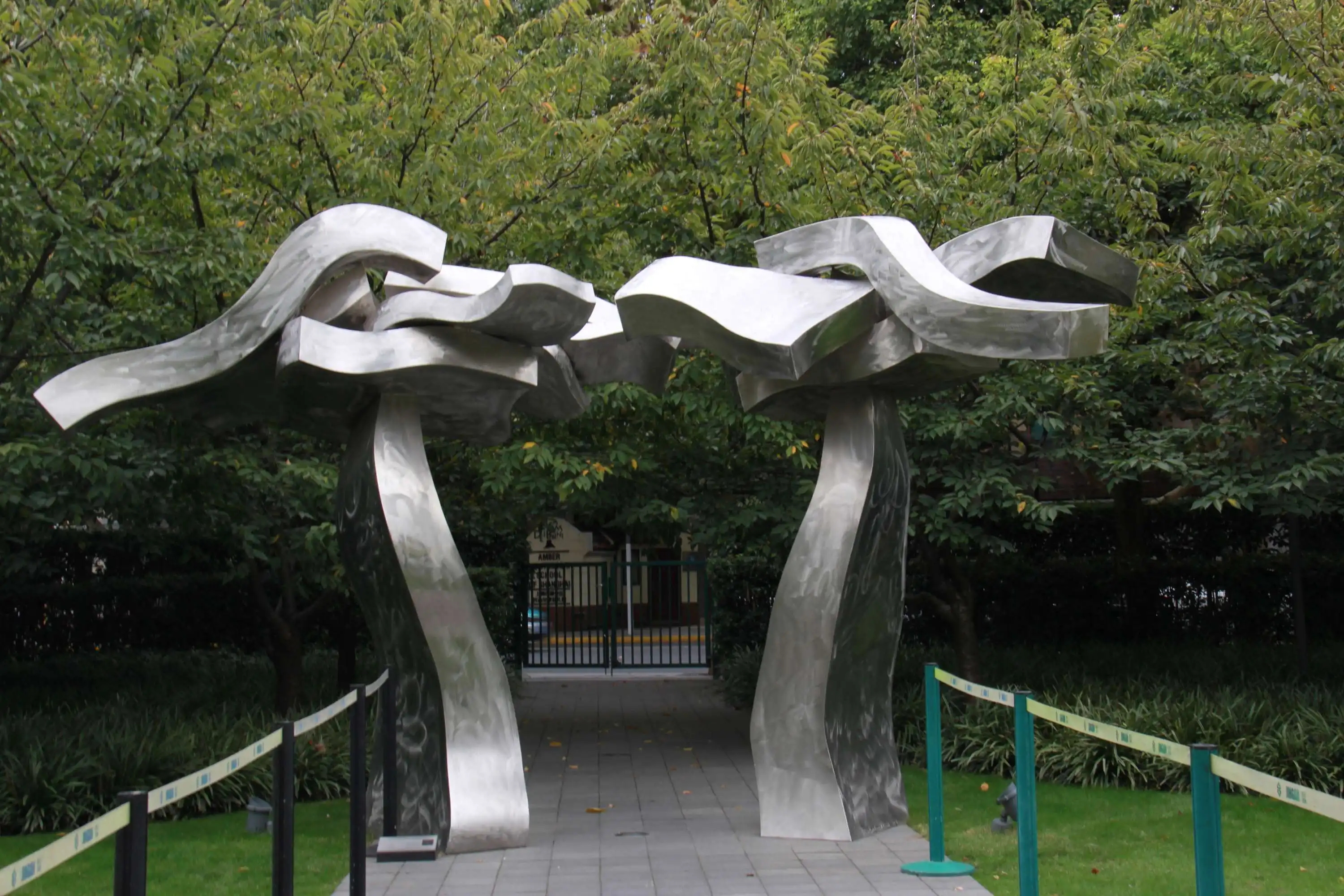 景觀雕塑更是文化的載體和藝術(shù)的展現(xiàn)