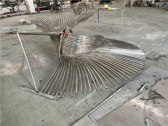 江蘇玻璃鋼雕塑的制作成本大概是多少？