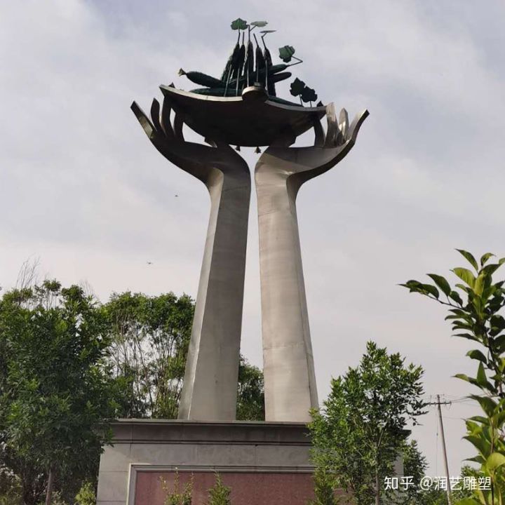 雕塑藝術工程中如何考慮材料耐久性?